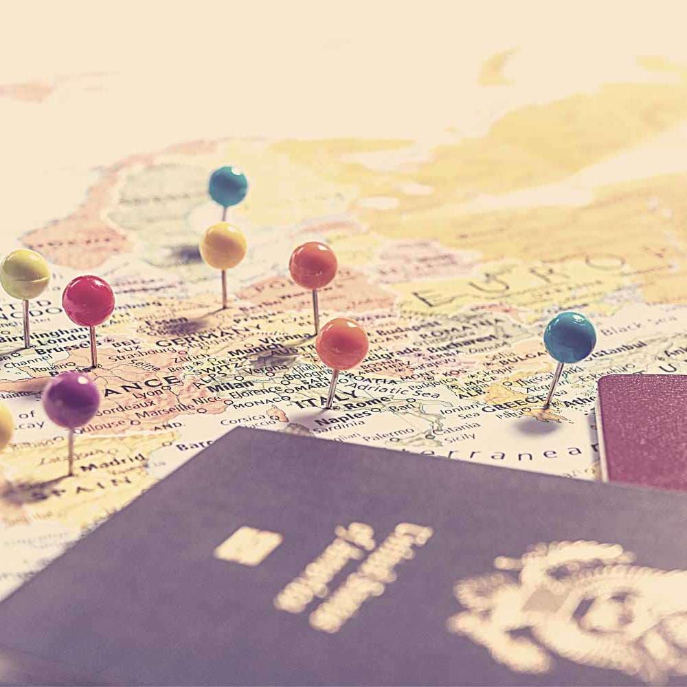 Weltkarte mit Pins und Reisepass