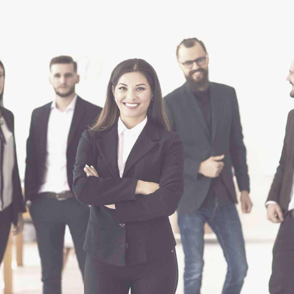 Frau mit zwei Kollegen als Sinnbild für die Führungsdimensionen