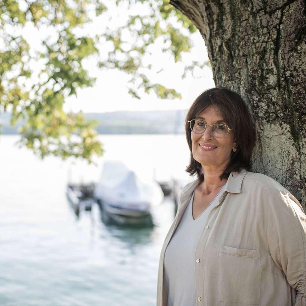 Sandra lehnt am Baum