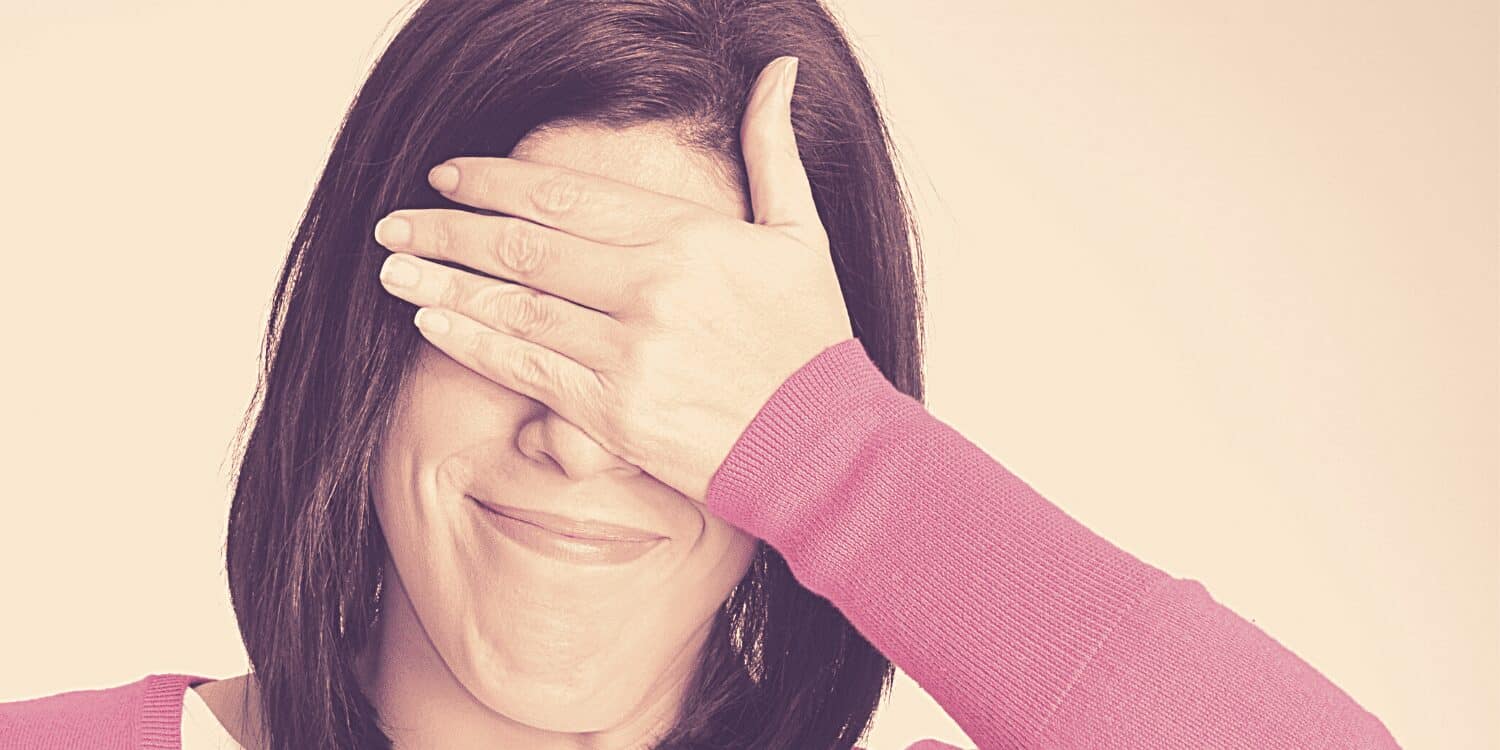 Frau zeigt Gelassenheit