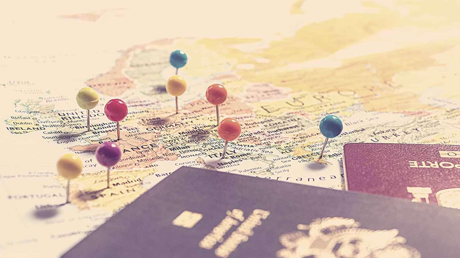 Weltkarte mit Pins und Reisepass